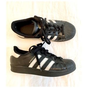 Adidas superstar Women’s size 6